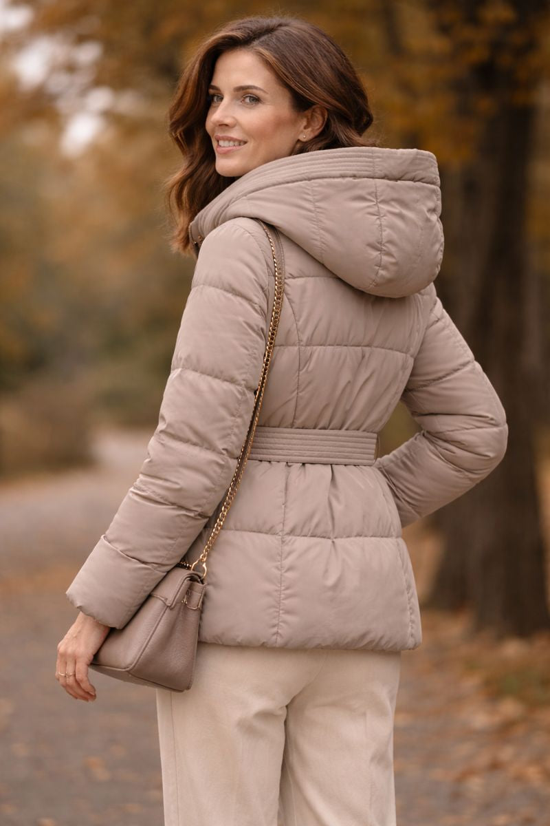 Elodie – Plumífero con cinturón y capucha