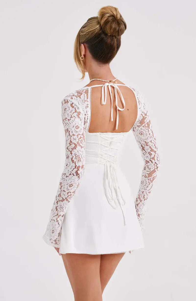 Vestido corto Louise con detalles de encaje