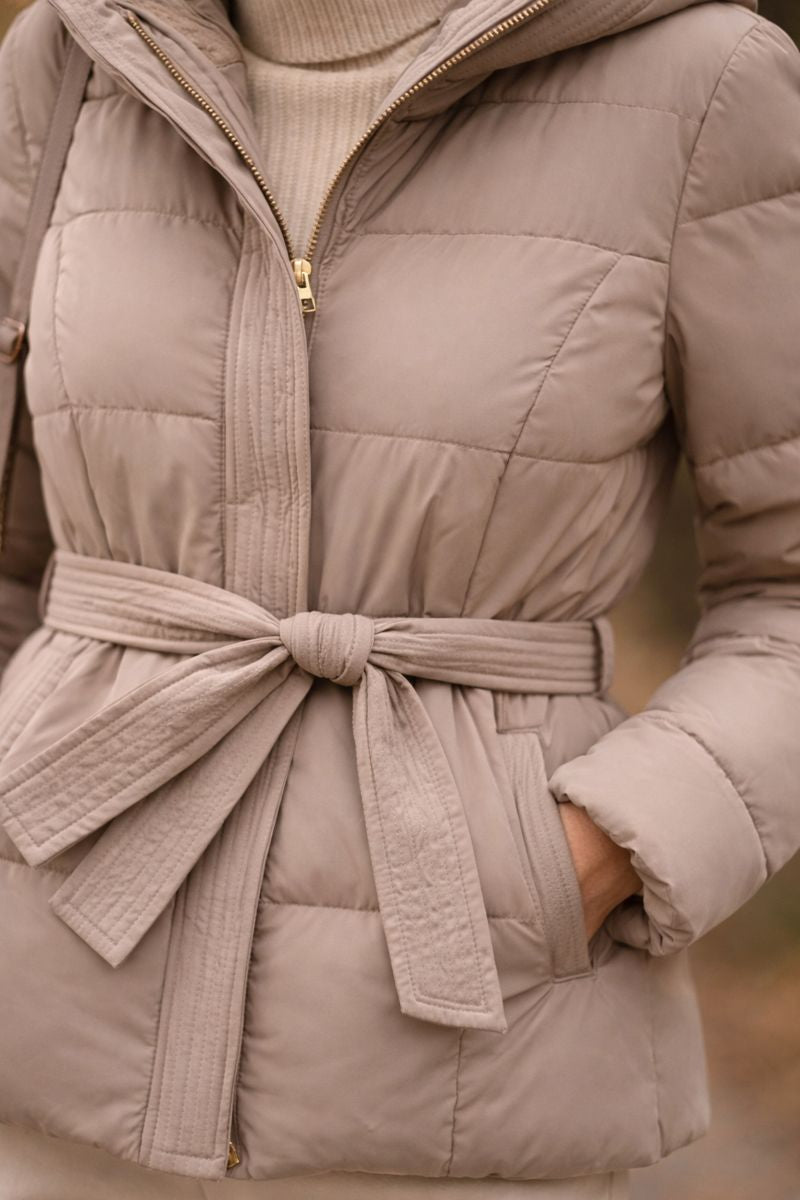 Elodie – Plumífero con cinturón y capucha