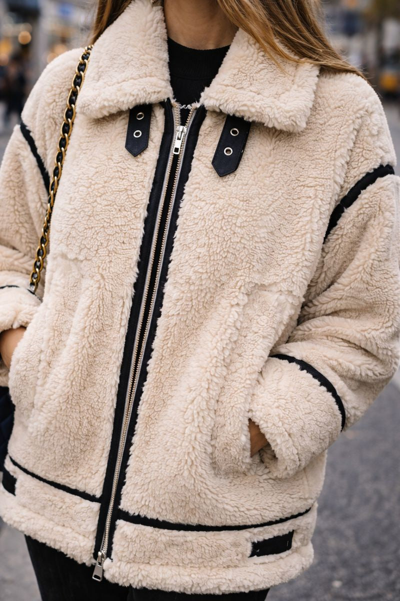 Isabelle – Chaqueta borreguito con detalles en contraste